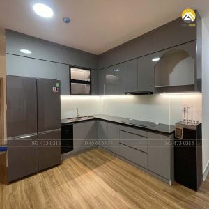 Tủ bếp MDF lõi xanh chống ẩm phủ Acrylic bóng gương màu xám cho căn hộ 3 phòng ngủ
