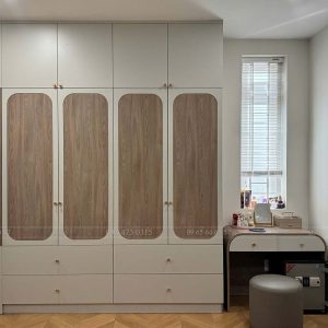 Nội thất phòng ngủ master với tủ áo kịch trần và bàn trang điểm cách điệu