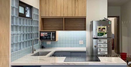 Tủ bếp dưới sử dụng Lacquered laminate An Cường, tủ trên sử dụng Melamine vân gỗ An Cường