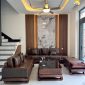 Vách trang trí sau sofa cho phòng khách nhà phố với lam và than tre kết hợp